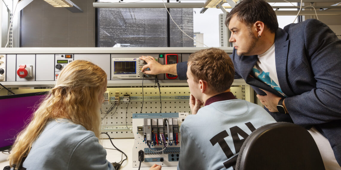 Anton Rassõlkin oma laboris tudengeid juhendamas. Foto: Meeli Küttim