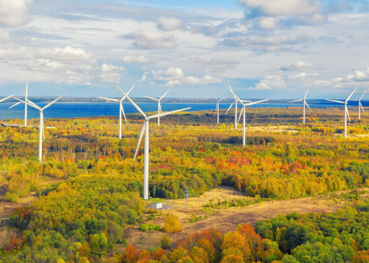 Mittejuhitava taastuvelektri kasutamisega kaasnevad probleemid: tuule- ja päikeseenergia ülemäära suuremahuline tootmine, samas, kui juhitavat võimsust napib, muudab elektrisüsteemi kergemini haavatavaks ja rikketundlikumaks. Foto: shutterstock