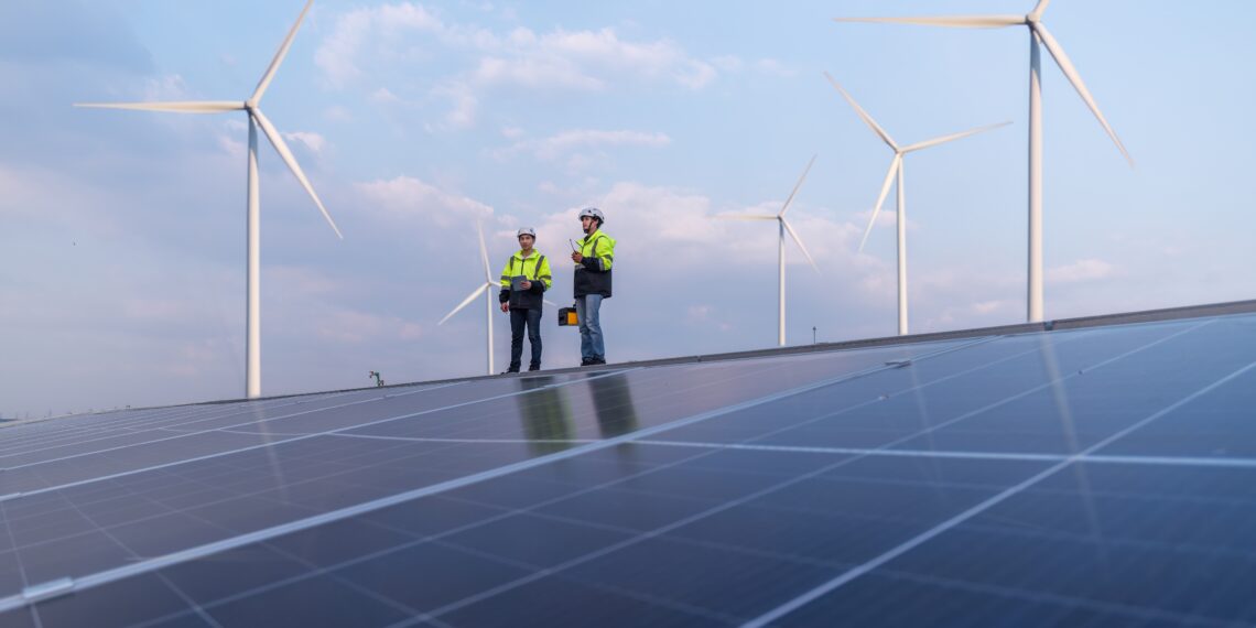 Päikese- või akupargi rajamine tuulikute naabrusse võib kõne alla tulla vaid siis, kui selle ala sisse jääb mõni muuks kasutuseks mittesobiv n-ö jäätmaatükk, kus loodav taristu ei takista metsa- ega põllumajandust. Foto: Shutterstock