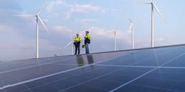 Päikese- või akupargi rajamine tuulikute naabrusse võib kõne alla tulla vaid siis, kui selle ala sisse jääb mõni muuks kasutuseks mittesobiv n-ö jäätmaatükk, kus loodav taristu ei takista metsa- ega põllumajandust. Foto: Shutterstock