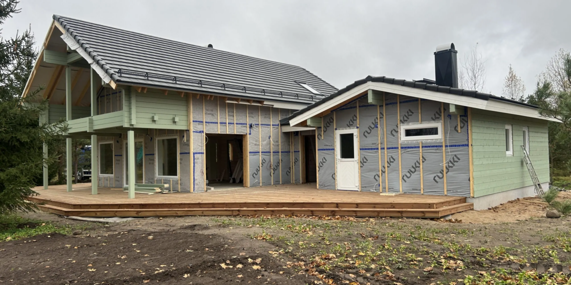 Eesti puitmajade tootjad. Siinse puitmajatootja ja -ehitaja Estonian Log Cabins üks viimastest ehitustandritest. Foto: Estonian Log Cabins