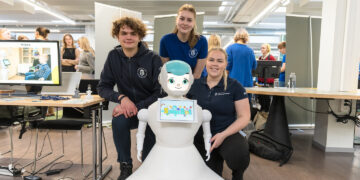 SemuBoti meeskond ja nende robot eakatele. Foto: Kaspar Koolmeister