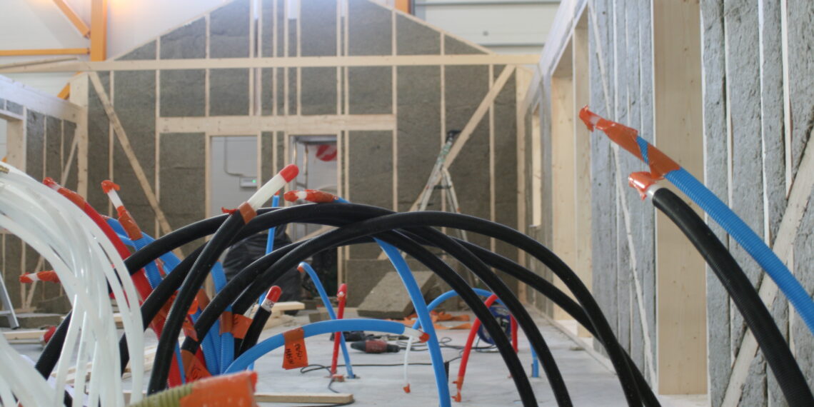 Puidutööstus pürib tootmismahtu kasvatades taas majanduse vedaja rolli. Teiste seas paistab silma tehasemajade tootmine ja puidust ehitamine laiemalt. Foto: Ain Alvela