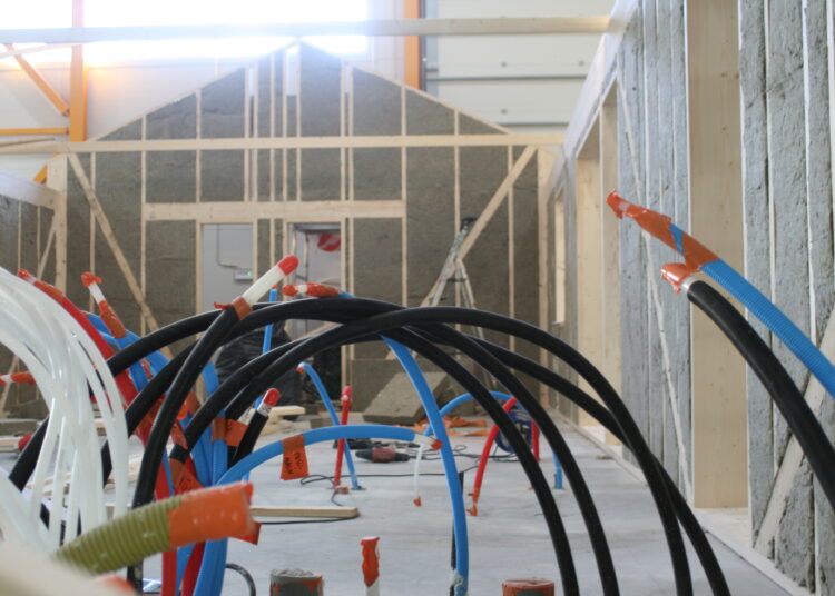 Puidutööstus pürib tootmismahtu kasvatades taas majanduse vedaja rolli. Teiste seas paistab silma tehasemajade tootmine ja puidust ehitamine laiemalt. Foto: Ain Alvela