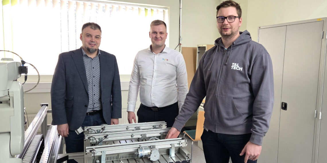 Tallinna Tehnikaülikooli professor Anton Rassõlkin, Tark Tööstus OÜ juhatuse liige Lauri Eensalu ja doktorant-nooremteadur Johannes Muru plaanivad koostööd tööstusautomaatika ja mehhatroonika laboris. Foto: TalTech