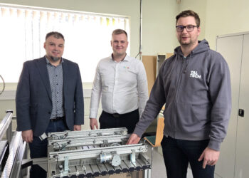 Tallinna Tehnikaülikooli professor Anton Rassõlkin, Tark Tööstus OÜ juhatuse liige Lauri Eensalu ja doktorant-nooremteadur Johannes Muru plaanivad koostööd tööstusautomaatika ja mehhatroonika laboris. Foto: TalTech