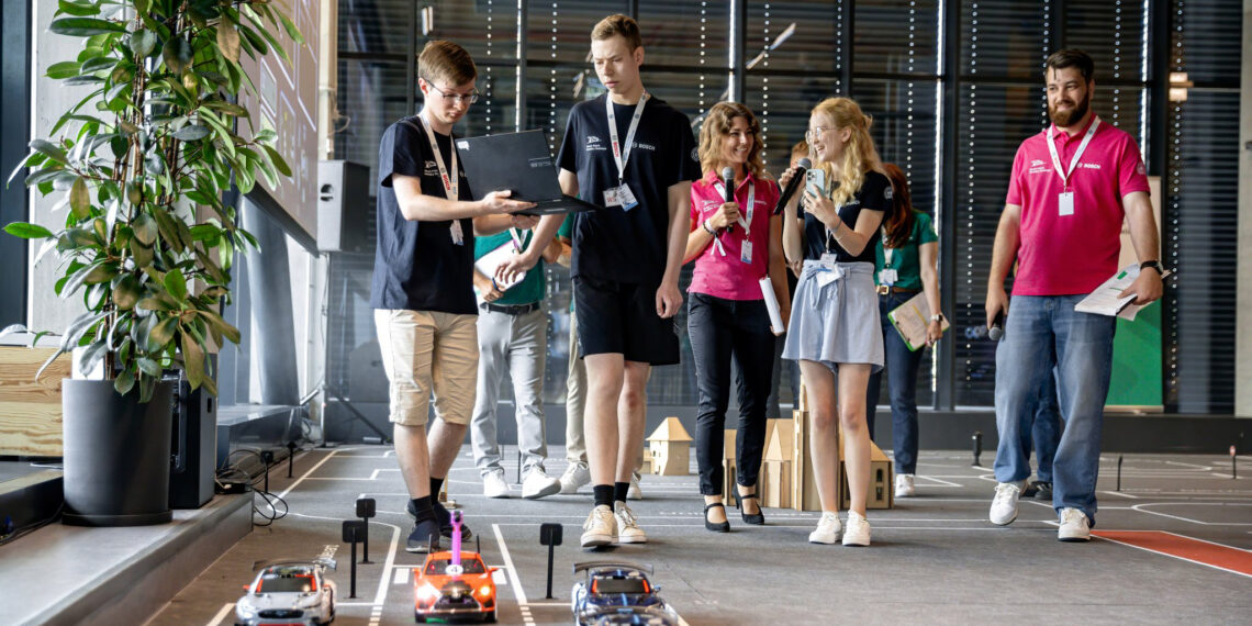 TalTechi võiduka tiimi kooseisu kuuluvad tudengid Martin Võip, Ivan Fomin, Marten-Hugo Kivari, Arianne Reima ja Olesja Burakova ning mentor Diana Belolipetskaja. Foto: TalTech