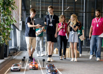 TalTechi võiduka tiimi kooseisu kuuluvad tudengid Martin Võip, Ivan Fomin, Marten-Hugo Kivari, Arianne Reima ja Olesja Burakova ning mentor Diana Belolipetskaja. Foto: TalTech