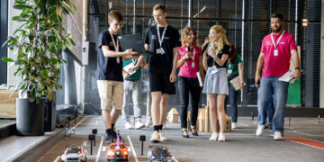 TalTechi võiduka tiimi kooseisu kuuluvad tudengid Martin Võip, Ivan Fomin, Marten-Hugo Kivari, Arianne Reima ja Olesja Burakova ning mentor Diana Belolipetskaja. Foto: TalTech