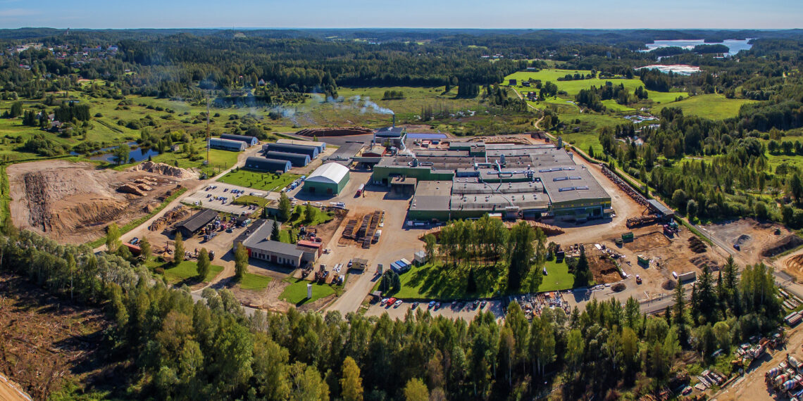 Otepää vineeritehase kompleks pilvepiirilt vaadatuna. Juba aastaid on ettevõte olnud piirkonna suurim erasektori tööandja. Foto: UPM Kymmene/erakogu