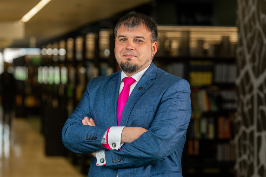 TalTechi mehhatroonika professori Anton Rassõlkini sõnul kinnistub üha enam veendumus, et elektrisõidukid pole enam ainult transpordivahendid, vaid aktiivne osa elektrivõrgust, mis tood kaasa põhimõttelise muutuse elektritaristu toimimises. Foto: TalTech