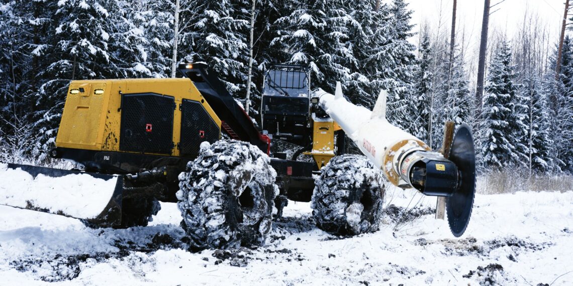 Esimesed tööülesanded täitis vastne kõrglõikur Tartumaa lumises metsas. Foto: Martin Riispere