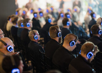 Onnineni Energiapäev 2025. Ka sellel aastal on kõik lavadel toimuv kuulatav mugavalt läbi kõrvaklappide.Foto: Mihkel Leis