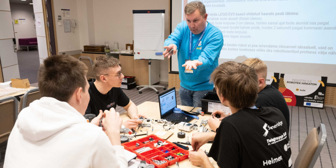 Industry 5.0 raames toimub ka robotiehituse töötuba, kus tulevased insenerid saavad piltlikult öeldes näpud õliseks teha. Fotod: AIRE