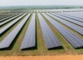 Sunly Ristile rajatud energiapark on oma 244 MW suuruse võimsusega Baltimaade suurim. Tegemist on esimese etapiga suurema hübriidpargi loomisel, kuhu lisaks tuleb veel ka energia salvestusvõimekus. Osa pargi tulust läheb Lääne-Nigula valla Risti osavalla eelarvesse, näiteks elektrihinna 50 eurot/MWh korral oleks vastav tasu ca 75 000 eurot aastas. Foto: Sunly/erakogu
