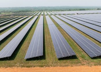Sunly Ristile rajatud energiapark on oma 244 MW suuruse võimsusega Baltimaade suurim. Tegemist on esimese etapiga suurema hübriidpargi loomisel, kuhu lisaks tuleb veel ka energia salvestusvõimekus. Osa pargi tulust läheb Lääne-Nigula valla Risti osavalla eelarvesse, näiteks elektrihinna 50 eurot/MWh korral oleks vastav tasu ca 75 000 eurot aastas. Foto: Sunly/erakogu