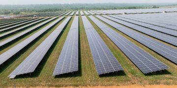 Sunly Ristile rajatud energiapark on oma 244 MW suuruse võimsusega Baltimaade suurim. Tegemist on esimese etapiga suurema hübriidpargi loomisel, kuhu lisaks tuleb veel ka energia salvestusvõimekus. Osa pargi tulust läheb Lääne-Nigula valla Risti osavalla eelarvesse, näiteks elektrihinna 50 eurot/MWh korral oleks vastav tasu ca 75 000 eurot aastas. Foto: Sunly/erakogu
