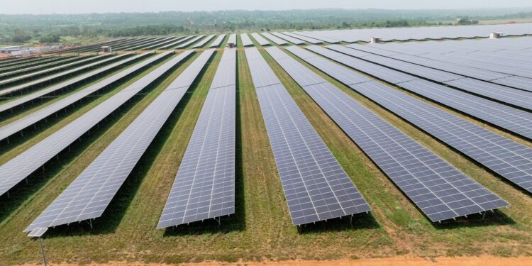 Sunly Ristile rajatud energiapark on oma 244 MW suuruse võimsusega Baltimaade suurim. Tegemist on esimese etapiga suurema hübriidpargi loomisel, kuhu lisaks tuleb veel ka energia salvestusvõimekus. Osa pargi tulust läheb Lääne-Nigula valla Risti osavalla eelarvesse, näiteks elektrihinna 50 eurot/MWh korral oleks vastav tasu ca 75 000 eurot aastas. Foto: Sunly/erakogu