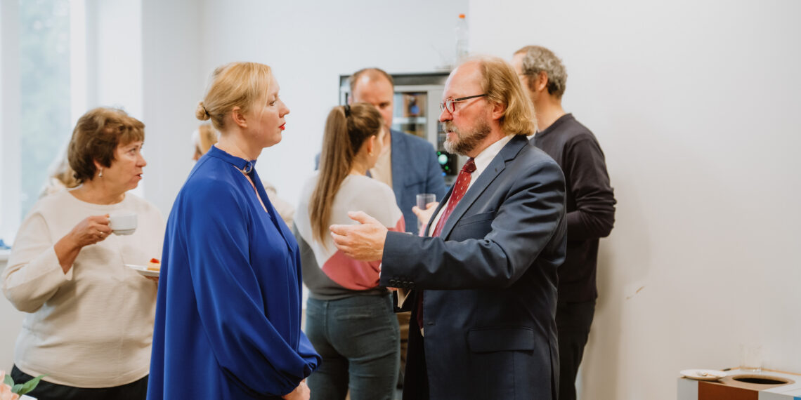 Artikli autor Triin Ploompuu vestlemas hariduskonverentsil osalenud Engineer Europe juhatuse liikme Enn Kerneriga, kes on ka Eesti Inseneride Liidu asepresident. Foto: Kevin Kohjus