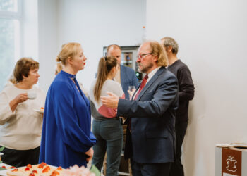 Artikli autor Triin Ploompuu vestlemas hariduskonverentsil osalenud Engineer Europe juhatuse liikme Enn Kerneriga, kes on ka Eesti Inseneride Liidu asepresident. Foto: Kevin Kohjus