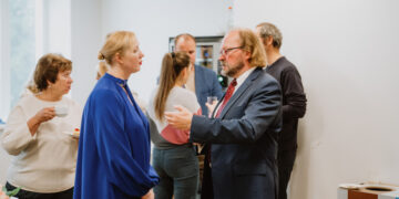 Artikli autor Triin Ploompuu vestlemas hariduskonverentsil osalenud Engineer Europe juhatuse liikme Enn Kerneriga, kes on ka Eesti Inseneride Liidu asepresident. Foto: Kevin Kohjus