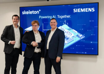 Markus Grabmeier, President of Electrical Products at Siemens AG (vasakul), Taavi Madiberk, CEO of Skeleton Technologies (keskel), Barry Powell, President and Regional CEO of Siemens Electrical Products (paremal). Foto: Skeleton Technologies