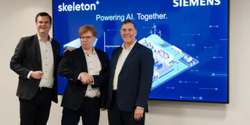 Markus Grabmeier, President of Electrical Products at Siemens AG (vasakul), Taavi Madiberk, CEO of Skeleton Technologies (keskel), Barry Powell, President and Regional CEO of Siemens Electrical Products (paremal). Foto: Skeleton Technologies